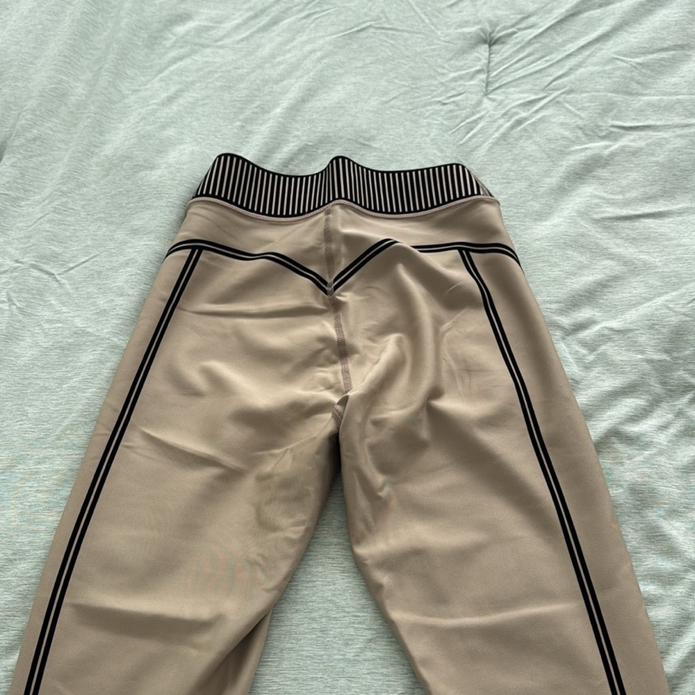 Alo Yoga Tab Workout Set. Never Worn - Picture 9 of 10